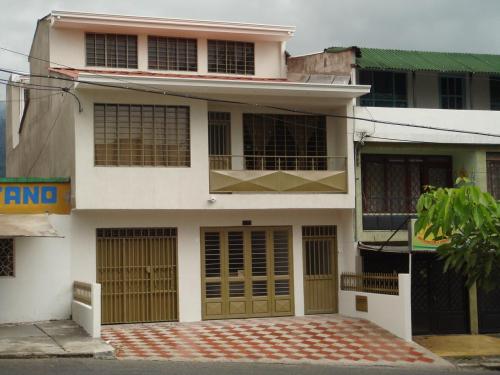 Arriendo Apartamento con Local sobre la Avenida Guabinal