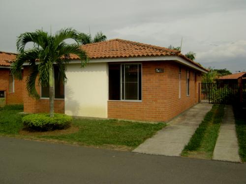 VENDO ACOGEDODRA CASA HACIENDADA EL CASTILLO EN CALI