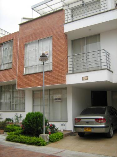 VENDO CASA DE ESPECTACULARES ACABADOS EN CONJUNTO CERRADO