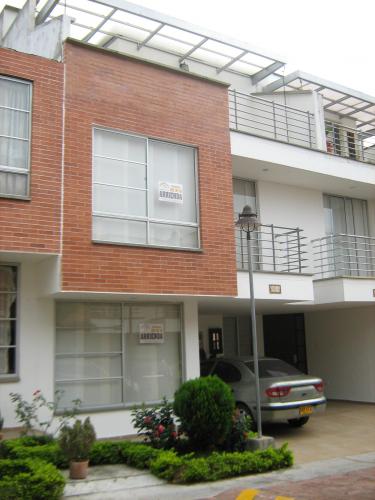 ARRIENDO ESPECTACULAR CASA EN CONJUNTO CERRADO