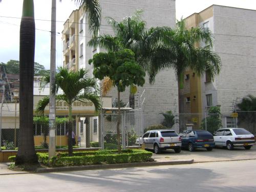 VENDO COMODO Y AMPLIO APARTAMENTO EN EL REFUGIO EN CALI