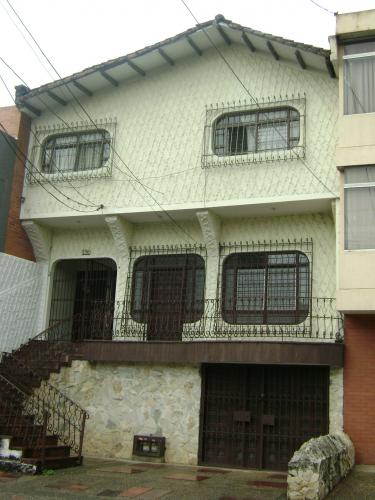 VENDO CASA EN EL BARRIO SAN FERNANDO EN CALI.EXCELENTE PUNTO