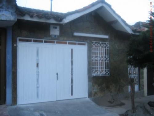 CASA EN JUNIN CON GARAJE EN SECTOR TRANQUILO