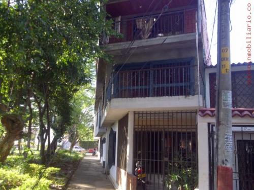 CASA CON 5 APARTAESTUDIOS RENTANDO