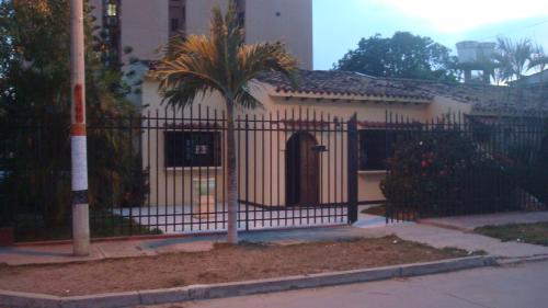 ALQUILO CASA BIEN UBICADA PARA VIVIENDA O NEGOCIO