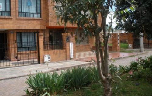Casa tres pisos para estrenar conjunto abierto chia estrenar