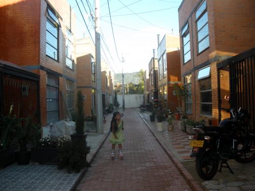 CASA CONJUNTO HERMOSA ESTRATO 2  CENTRAL CHIA 3 CUADRAS CODENSA  