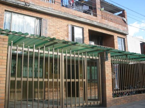 CASA LOTE  3 APTOS. 3 PISOS SECTOR PLAZA MAYOR DELICIAS GANGA URGEME 