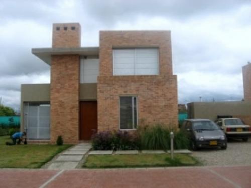 EXCELENTE CASA EN CONJUNTO CERRADO, VEREDA LA BALSA,CHIA ILUMINACION PERFECTA
