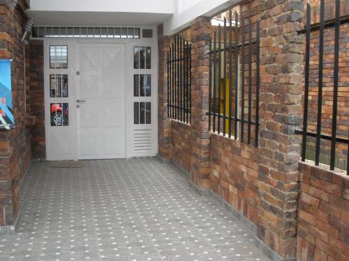 REMATE  ,ACASA REFORMADA  ESTRENAR PARQUES RIO FRIO LINDA