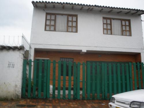 CASA CON LOCAL + APTO EN EL SEGUNDO PISO CENTRO CHIA 