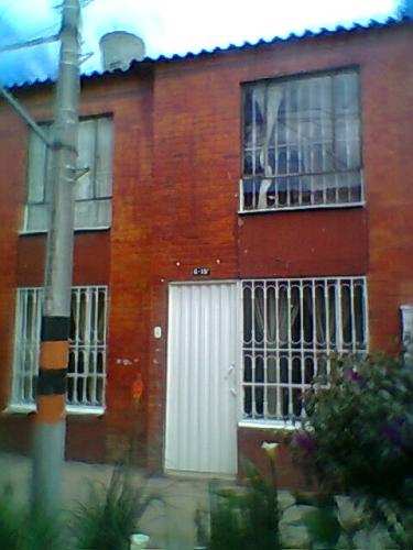SE VENDE CASA DE DOS PLANTAS Y CON TERRAZA