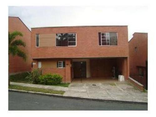 VENDO CASA EXCELENTE UBICACION- CERCA A TODO