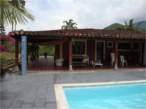 BARBOSA VEREDA ISAZA, EXCELENTE FINCA CON PISCINA
