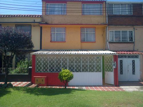 VENDO  HERMOSA CASA EN EL BARRIO QUIROGA. EXCELENTE UBICACION