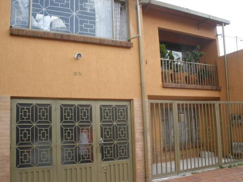 CASA CON ALTILLO CON GARAJE +RENTA DEL PRIMER PISO   EL CAMPINCITO SEGURO CENTRAL 