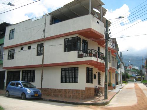 Excelente Inversión Casa de 3 Pisos cerca a C.C.Gran Estación