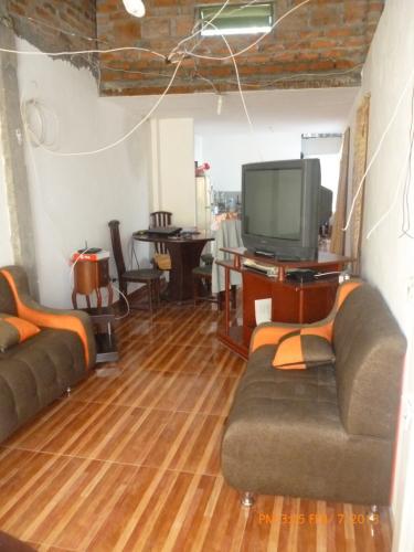 Vendo casa de 3 pisos con apartamentos independientes 