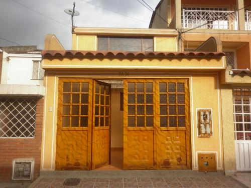 VENDO HERMOSA CASA REMODELADA EN NUEVA MARCELLA