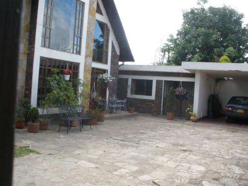 CASA CAMPESTRE ESTILO INGLES 340 Mts + LOTE 1500 Mts. 2 PISOS + ALTILLO+CASA HUESPEDES 