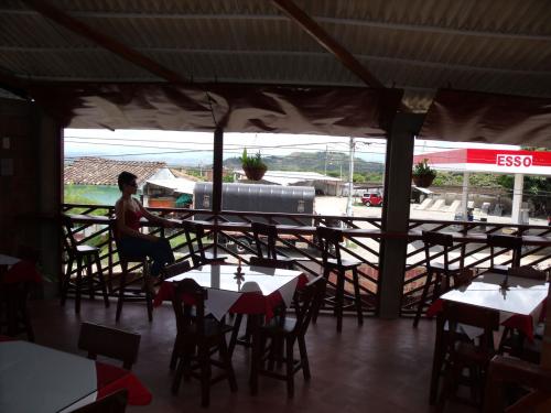 CASA BARATA EN LA UNION VALLE CON 2 LOCALES COMERCIALES