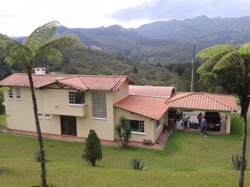 VENTA DE CASA FINCA EN EL RETIRO - DC BROKER 