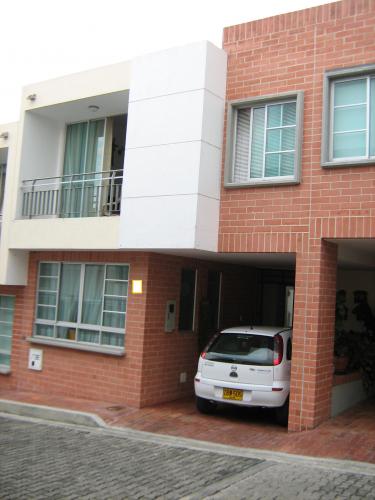Vendo Hermosa Casa Conjunto Cerrado cerca a Multicentro