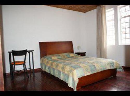 Habitación amoblada, alimentación y arreglo de ropa cerca U.A