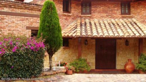 Vendo hermosa casa Altos de Yerbabuena