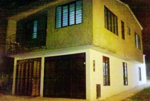 VENTA DE CASA BARRIO SANTA ANA, TRES APTOS INDEPTES, EXCELENTE PRECIO!!