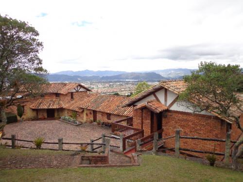 VENDO LINDA CASA ALTOS DE YERBABUENA