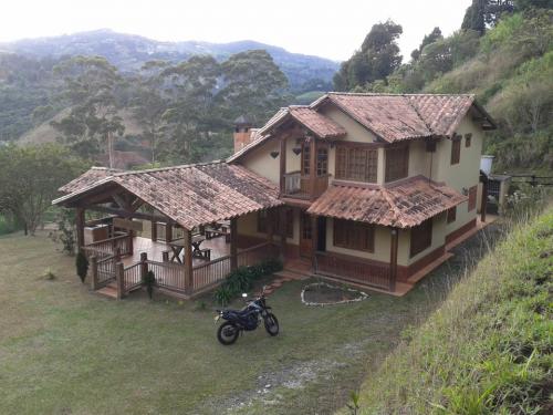 Casa campestre de 210 m2 y 4 hab en lote de 5.600 m2 GUARNE