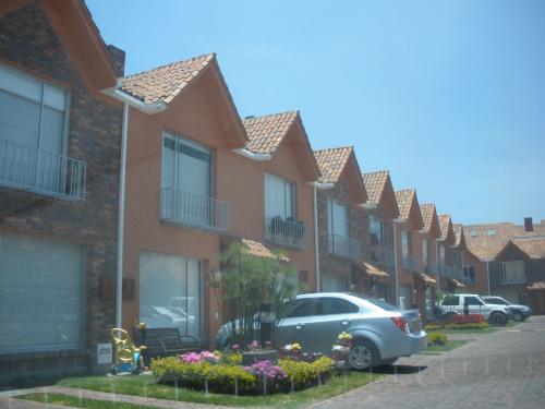 CONJUNTO CHIA CASA REMODELADA CHIMENEA CERCA A LA VARIANTE 