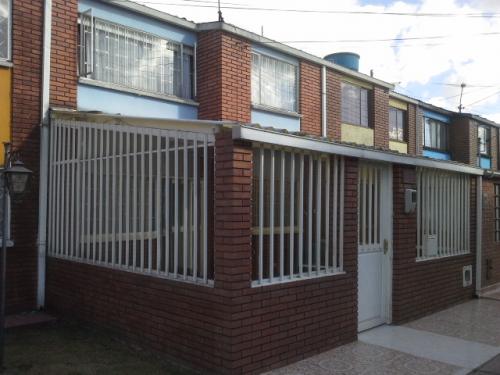 Casa Zarzamora conjunto cerrando y amplias zonas verdes