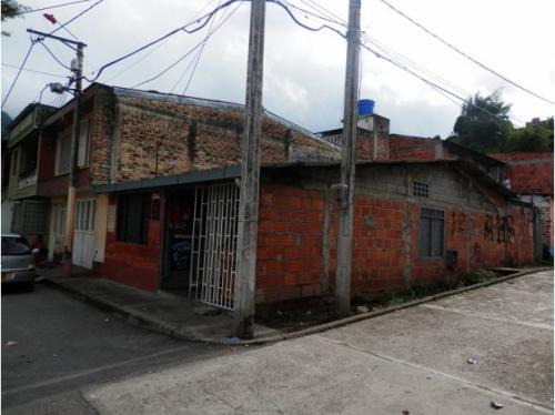 Excelente casa esquinera, muy económica, ideal para negocio  .