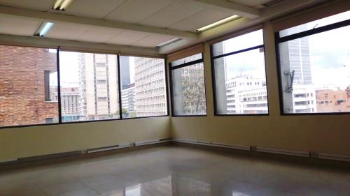 Arriendo oficina 402, excelente ubicación