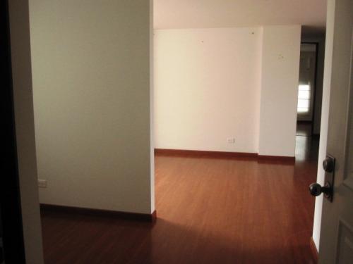 Caobos Salazar, arriendo amplio apartamento laminado con balcón y cocina abierta 