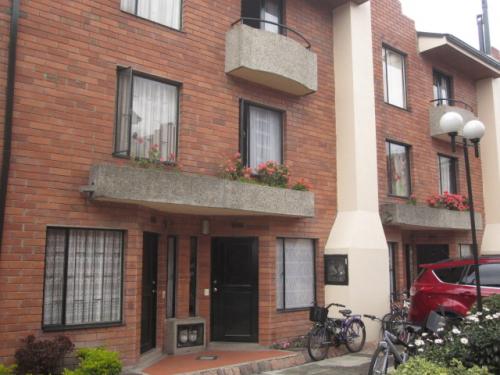 La Pradera Norte, vendo linda y acogedora casa de 3 pisos muy iluminada.