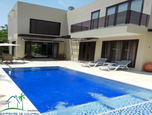 VENDO CASA EN CONDOMINIO LAGOS DEL PEÑON EN GIRARDOT