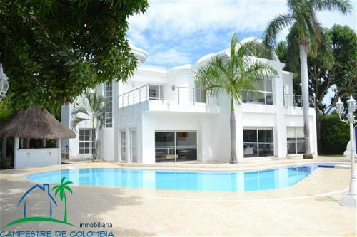 VENDO CASA AMPLIA Y HERMOSA EN CONDOMINIO LAGOS EL PEÑON EN GIRARDOT
