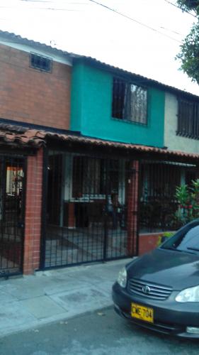 VENDO CASA EN BOSQUES DE MORELIA