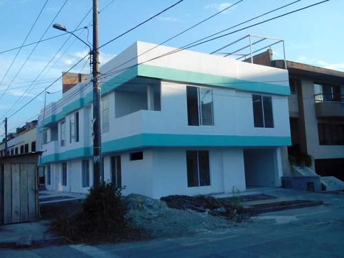 VENDO CASA ESQUINERA EN LAS FLORES