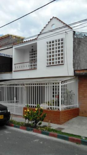 VENDO CASA REMODELADA EN EL SEMBRADOR