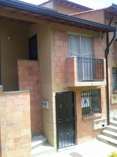 CASA BIFAMILIAR EN ROBLEDO