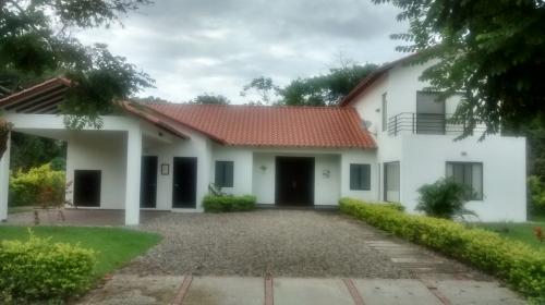HERMOSA CASA CAMPESTRE A DIEZ MINUTOS DE LA CIUDAD
