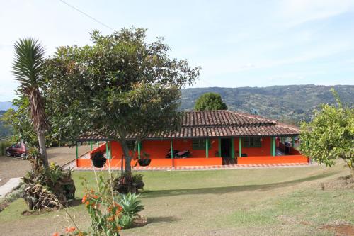 Finca en Guarne a 2.6 km de la autopista(008)