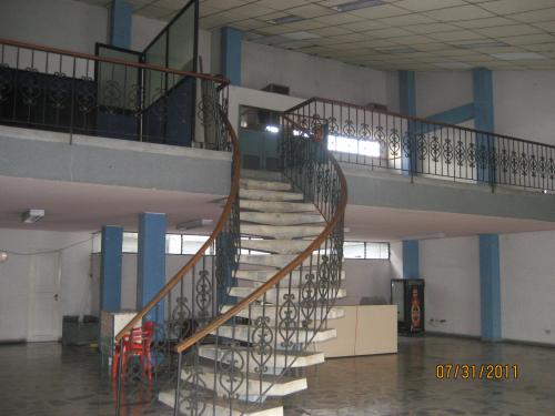 EDIFICIO  DE 3 NIVELES Y  MEZANINE EN SANTA ELENA
