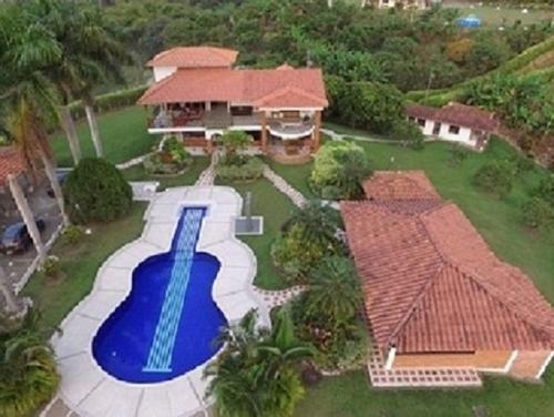 Tengo a la venta hermosa finca, 3 casas, discoteca, sembrados de aguacate y platano