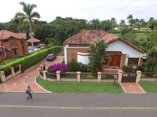 Vendo en uno de los mejores condominios de cerritos hermosa casa campestre