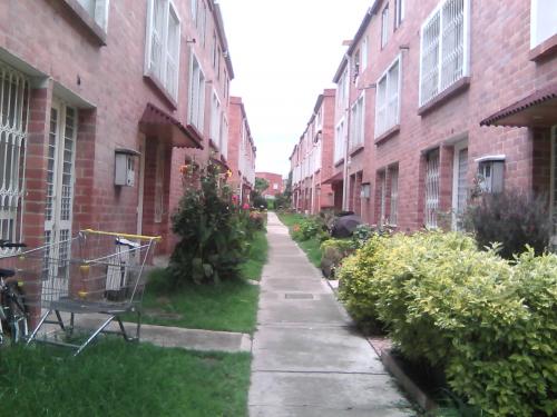 Casa de tres plantas en venta en Alborada de Suba.